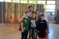 Foto-mit-Schuelern-im-Anschluss-an-die-Auffuehrung